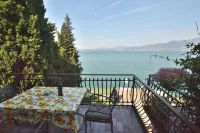 Leonardo Walsh Apartment with Lake View
