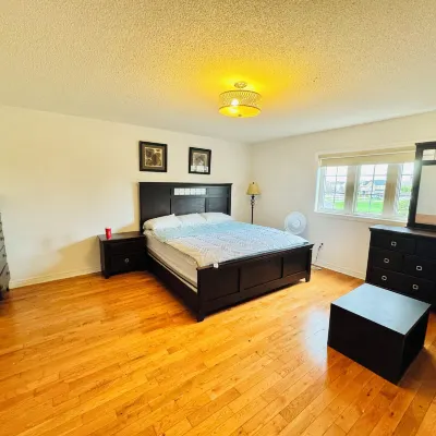 Luxurious House - 4 Bedrooms, 1 King, 3 Queen, 1 Singe bed Near Airport sq1 Hotels near Lisgar
