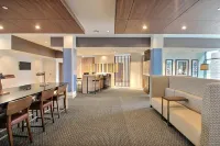 Holiday Inn Express & Suites FOND DU LAC by IHG - parking