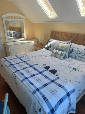 Jamestown Cozy Coastal Cottage in Town Near Beaches & Newport. Sleeps 6 Pets ok. - Wifi