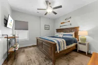 Green Wood Getaway for 18 - balcony