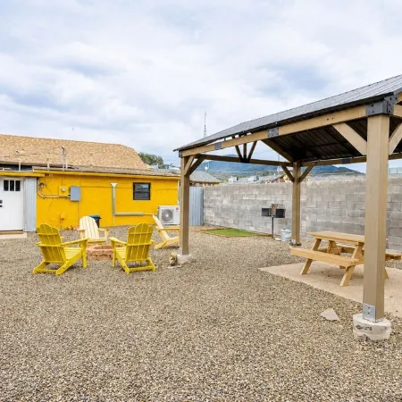 Route 66 Downtown Blonde Bungalow w/Fenced Big Yard, AC, W/D, 2 Smart TVs, Wi-Fi
