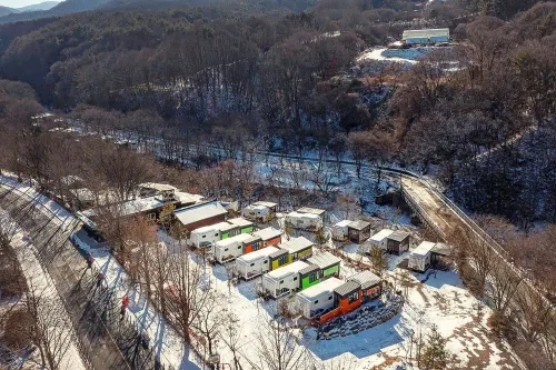 Muju Gucheon-Dong Road Caravan Pension - 家庭旅館