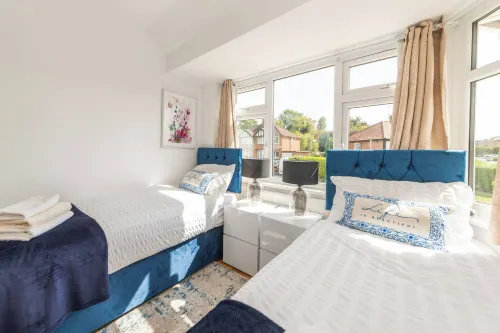 Spacious 5-bedroom House in Berkshire - Perfect Family Retreat - 2-Star