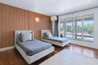 Upstay Modern Home Near Golf Course and Downtown - Bungalows