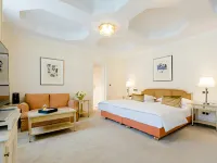 Excelsior Hotel Ernst am Dom Hotels near Poststrasse Underground Station