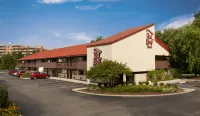 Red Roof Inn Detroit - Dearborn/Greenfield Village - parking