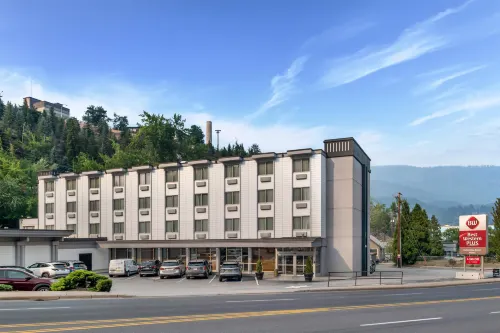 Best Western Plus Columbia River Hotel - Parkplatz