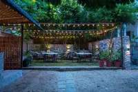 Hibiscus Heritage - A Lake View Hotel in Udaipur - Pensions