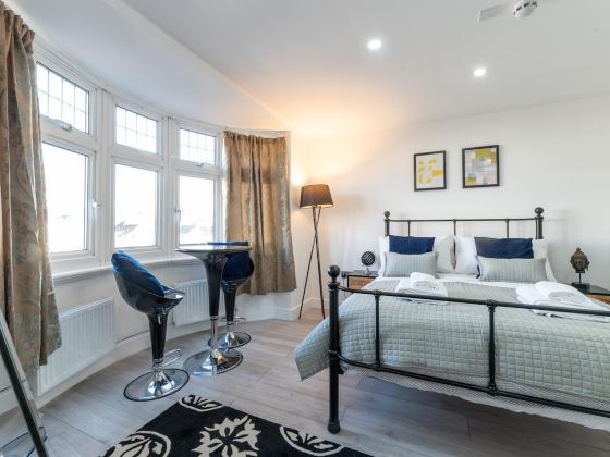 Modern Studio Close to London, EV Charger