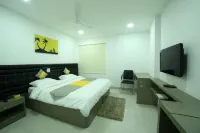 Cosy Room with Private Bath and Work Desk