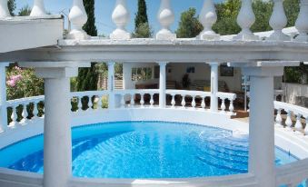 Villa with Pool in Provence -Villa Romantique Sleeps up to 12+4 in Optional Gite