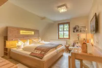 Landhotel Lindenhof Hotel dekat Schätzlerbad Weiden