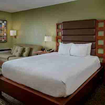 DoubleTree by Hilton Collinsville - St. Louis Rooms