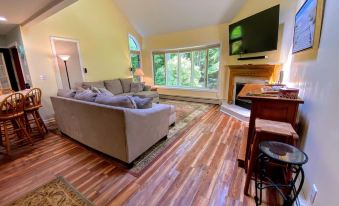 MV Condo in Fabled Maplewood Village Steps from Historical Bethlehem White Mountains Attractions - Housity