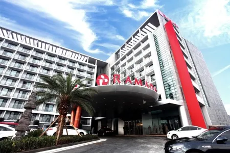 Ramada by Wyndham Jeju Hamdeok Отели рядом с достопримечательностью «Jeju Jeolmul Natural Recreation Forest»