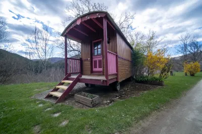 Les Copains à Bord - Chambres d'hôtes et Roulottes Saint-Julien-d'Arpaon 호텔