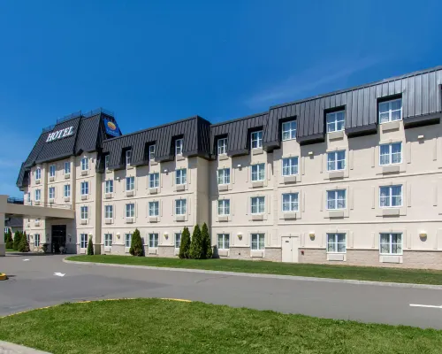 Comfort Inn & Suites Hotels near Place Laurier