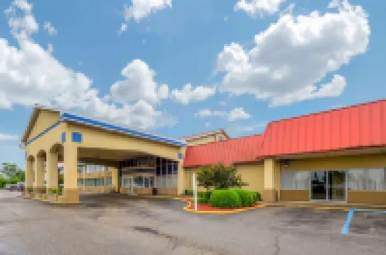 Econo Lodge Inn & Suites Triadelphia - Wheeling Hotel di 