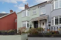 Ivydene - Beautiful Cottage, Stone Throw from Beach, Wonderful Sea Views