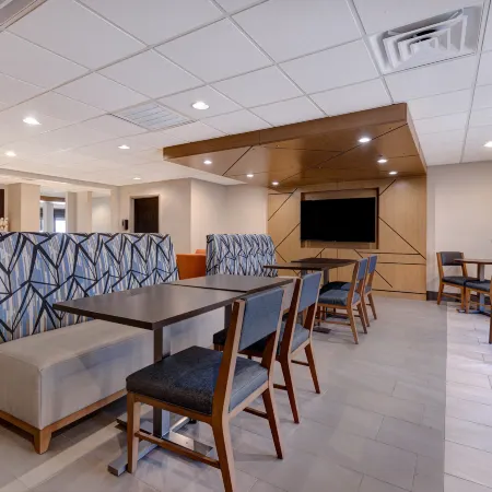 Holiday Inn Express & Suites CENTRAL OMAHA by IHG