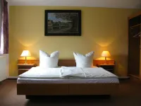 Landhotel Goldener Becher Отели в г. Калленберг