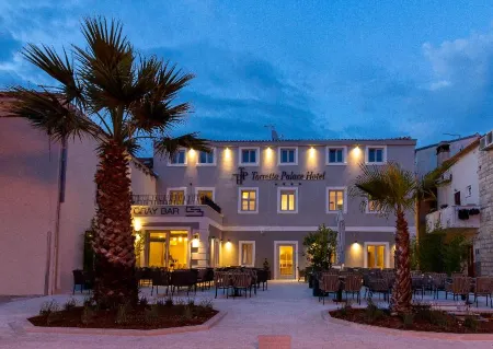 Torretta Palace Hotel Отели в г. Дебељак