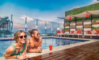 Nomads Hotel, Hostel & Rooftop Pool Cancun