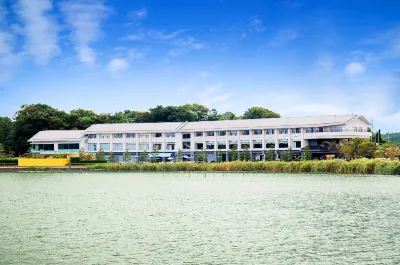 蘆原北瀉溫泉湖畔莊花湯樂裡旅館 蘆原湯之町附近的飯店