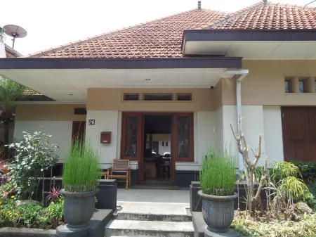 Merbabu Guest House Отели рядом с достопримечательностью «Malang City Square»