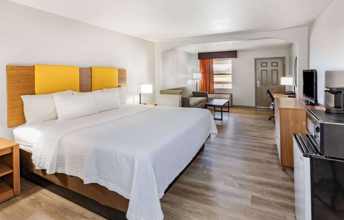 Days Inn & Suites by Wyndham Huntsville