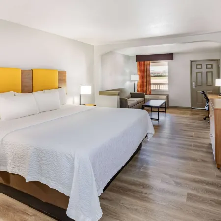 Days Inn & Suites by Wyndham Huntsville