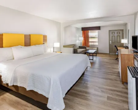 Days Inn & Suites by Wyndham Huntsville Hotels in Walker County