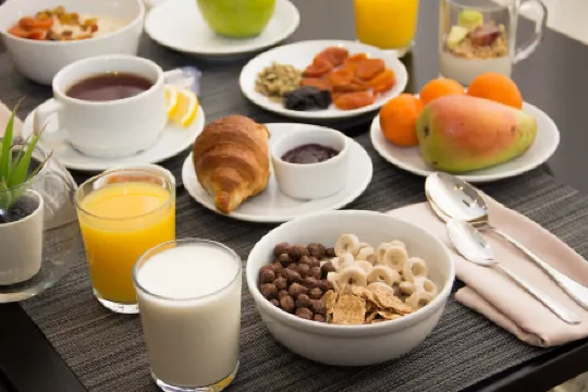 Cosmos Ekaterinburg Hotel (Космос Екатеринбургбывш. Park Inn by Radisson Ekaterinburg) Отели рядом с достопримечательностью «Ural Ryibni Conserva im. M.P.Musorskogo»