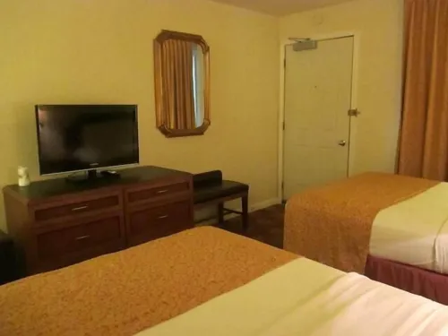Waterford Inn - parking
