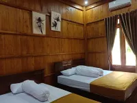 Omah Kayu Villa Hotels in Bungatan