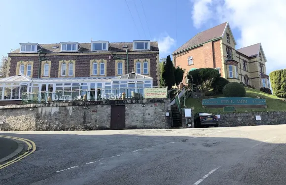 諾米客房和餐廳