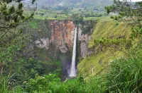 Villa Green Hill Sibolangit OniOmo 4Br Hotels in Martelu