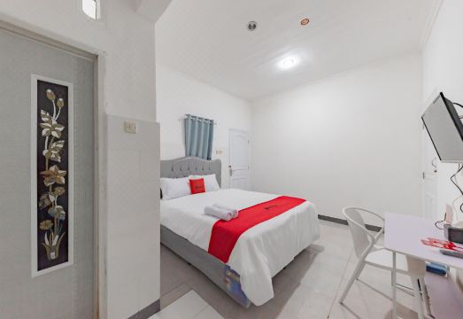 1. RedDoorz..