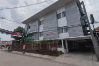 RedDoorz Plus @ Cirebon City Center Hotel dekat Carvil Store - Sindang Laut Cirebon