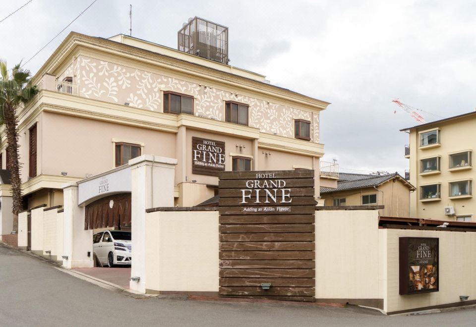 1. Hotel Gr..