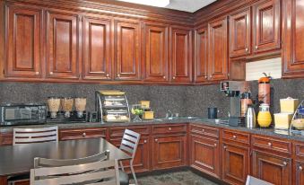 Days Inn & Suites by Wyndham Houston North/Spring