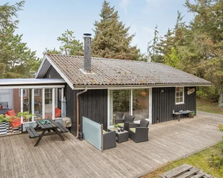 "Hamund" - 700m from the Sea Hotels in Bjerregard