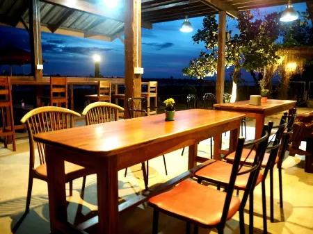 NawiengkaeRiverview Resort Отели рядом с достопримечательностью «Chao Mae Song Nang Phi Nong Shrine»