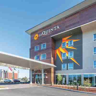 La Quinta Inn & Suites by Wyndham Terre Haute Hotel Exterior