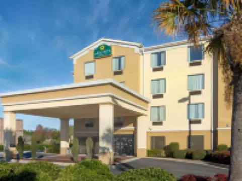 La Quinta Inn & Suites by Wyndham Warner Robins - Robins AFB Hotels in Warner Robins