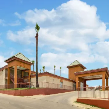 Econo Lodge Inn & Suites