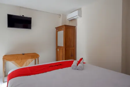 RedDoorz Syariah Near Gor Satria 4