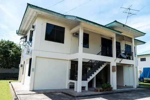 Poni Homestay Hotels in Serasa