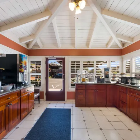 Clarion Collection Wilkie's Inn Pacific Grove - Monterey Отели рядом с достопримечательностью «Парк Лаверс-Пойнт»